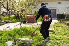 男人。割草草坪上花园园丁切割草生活方式