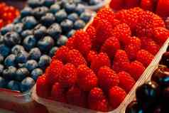 色彩斑斓的水果浆果显示市场