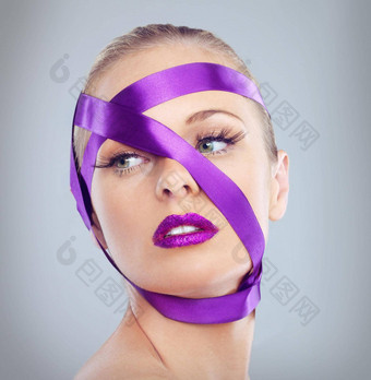 包膜紫色的特写镜头工作室拍摄有吸引力的女人紫色的口红包装紫色的丝带