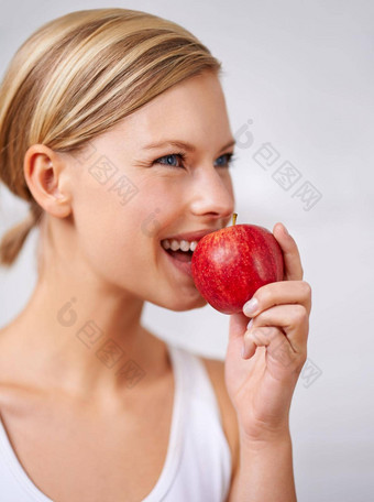 新鲜的美味的裁剪拍摄美丽的年轻的女人吃美味的红色的苹果