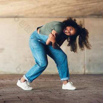 妍移动拍摄有吸引力的年轻的女<strong>街舞</strong>者练习城市