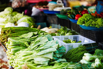 当地的泰国蔬菜摊位摊位泰国新鲜的食物市场包装新鲜的绿色蔬菜