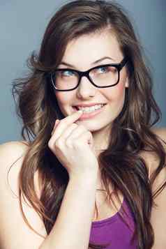 美大脑美丽的年轻的女人穿眼镜