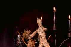 可怕的伏都教娃娃黑色的蜡烛神秘的背景仪式深奥的对象神秘的万圣节概念