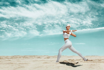 运动适合年轻的女人运动员放松培训沙漠多云的一天海岸概念健康的生活方式体育运动女人白色运动服装