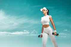 运动适合女人运动员培训哑铃天空背景概念健康的生活方式体育运动个人体育娱乐