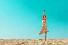 瑜伽健身锻炼个人体育娱乐运动适合年轻的女人运动员培训天空背景概念健康的生活方式体育运动