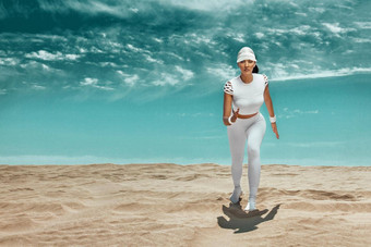 运动年轻的女人适合运动员跑步者运行天空背景概念健康的生活方式体育运动女人白色运动服装