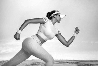运动年轻的女人适合运动员跑步者运行天空背景概念健康的生活方式体育运动女人白色运动服装