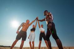 健身团队在户外体育运动概念集团适合朋友运动员天空背景健康的生活方式