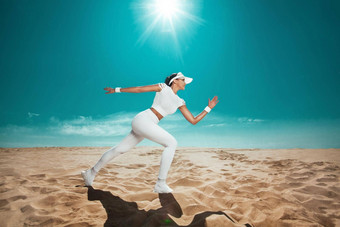 运动员跑步者运动适合女人运行天空背景概念健康的生活方式体育运动女孩白色运动服装