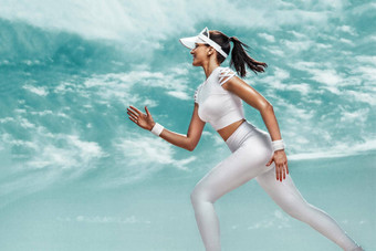 短跑运动员运动员跑步者运动年轻的适合女人运行天空背景概念健康的生活方式体育运动女人白色运动服装