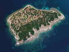 无人机视图小岛带绿色植被岩石海岸