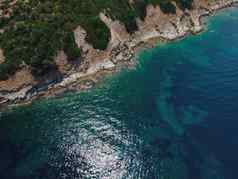 无人机视图小岛岩石海岸线绿色植被