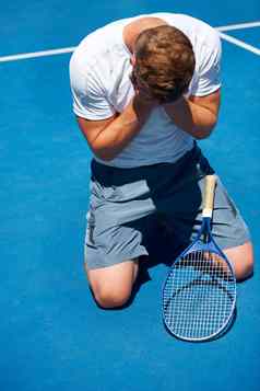 痛苦失败拍摄男人。失去网球匹配