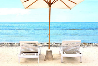 海滩椅子异国情调的热带白色桑迪