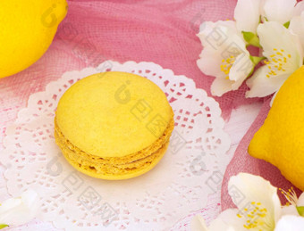 黄色的蛋白杏仁饼干蛋糕粉红色的背景新鲜的柠檬