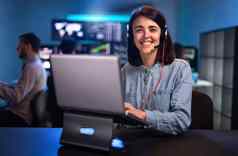 微笑年轻的女高加索人金融分析师工作办公室移动PC耳机相机