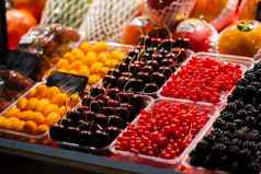 色彩斑斓的水果浆果显示市场