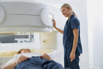 放射科医生控制核磁共振宠物扫描女病人<strong>经历过</strong>程