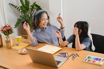 快乐成熟的奶奶孙子画图片支出休闲周末首页多分代家庭爱概念