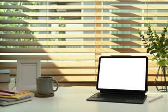 数字平板电脑无线键盘咖啡杯书图片框架白色表格