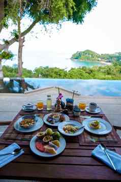 奢侈品早餐视图池海洋泰国