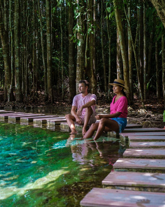 <strong>翡翠</strong>湖蓝色的池甲米泰国红树林森林甲米泰国年轻的亚洲女人欧洲但湖