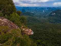龙佳洁士山甲米泰国年轻的旅行者坐在岩石悬臂深渊美丽的景观龙佳洁士Khuan离开考县ngon孩子自然小道