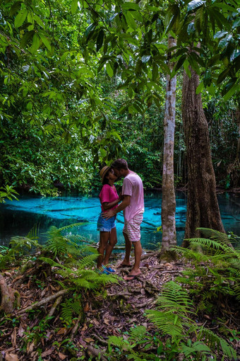 翡翠湖蓝色的池甲米泰国红树林森林甲米泰国年轻的亚洲女人欧洲但湖