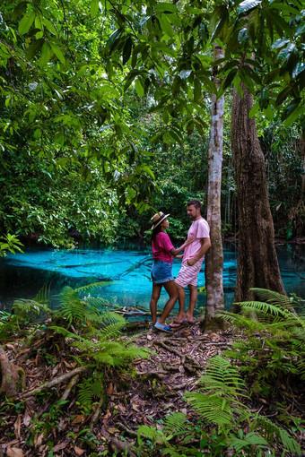 翡翠湖蓝色的池甲米泰国红树林森林甲米泰国年轻的亚洲女人欧洲但湖