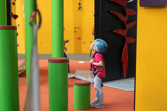 孩子攀爬墙娱乐中心攀爬培训孩子们女孩穿着攀爬齿轮爬高极端的活跃的休闲孩子们