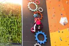 孩子攀爬墙娱乐中心攀爬培训孩子们女孩穿着攀爬齿轮爬高极端的活跃的休闲孩子们