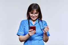 肖像女护士智能手机手电话光背景