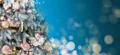 神奇的装饰圣诞节树球丝带花环模糊蓝色的闪亮的仙女闪闪发光的背景