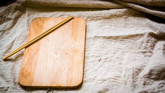 木板空白筷子自然亚麻封面表格白色表格前视图烹饪食物菜单的想法背景
