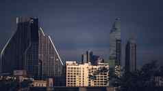 空中视图曼谷现代办公室高层建筑建筑公寓曼谷城市市中心日落天空曼谷泰国