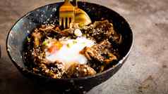 鸡大米洋葱西兰花表格水平视图日本食物大米服务鸡红烧的酱汁蛋