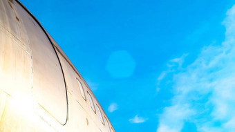 现代飞机<strong>停机</strong>场跑道孤立的蓝色的天空背景一边视图白色飞机引擎乘客