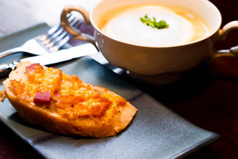 关闭蘑菇汤白色陶瓷杯表格前早餐健康的的想法