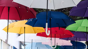 街装饰彩色的雨伞很多雨伞着色天空城市
