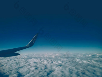飞机翼前空中视图岛山云飞机