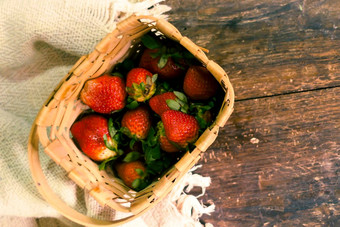 草莓<strong>编织篮子</strong>新鲜的草莓红色的草莓草莓汁木表格<strong>背景</strong>