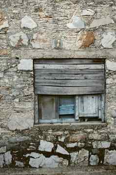 木窗口登上粗糙的石头墙农舍古老的房子古董乡村成形框架百叶窗历史村建筑古董体系结构结构背景