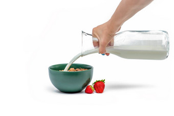 烹饪牛奶什锦早餐隔离白色背景女人倒牛奶壶飞碟牛奶什锦早餐片大横幅打印广告