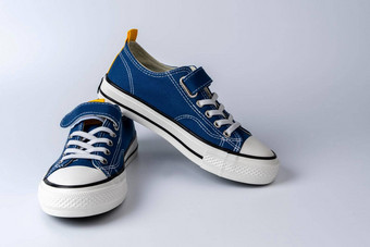 一对蓝色的运动鞋白色背景时尚青年鞋子