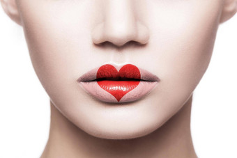 特写镜头肖像美丽的女人脸化妆红色的心形状嘴唇情人节一天美爱护理概念