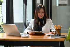 亚洲业务女人企业家工作移动PC阅读报告