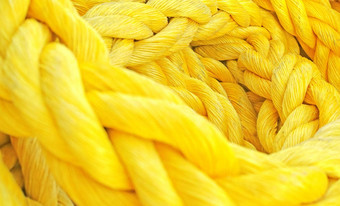 强大的厚编织色彩斑斓的绳子编织成双的黄色的厚绳子宏特写镜头铺设堆长扭曲的强大的材料象征着团结<strong>在一起团队</strong>合作