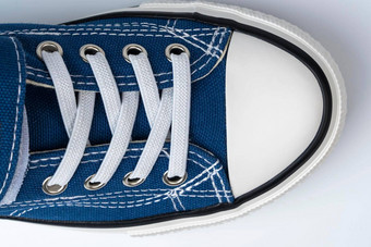 蓝色的运动鞋白色背景经典体育鞋子
